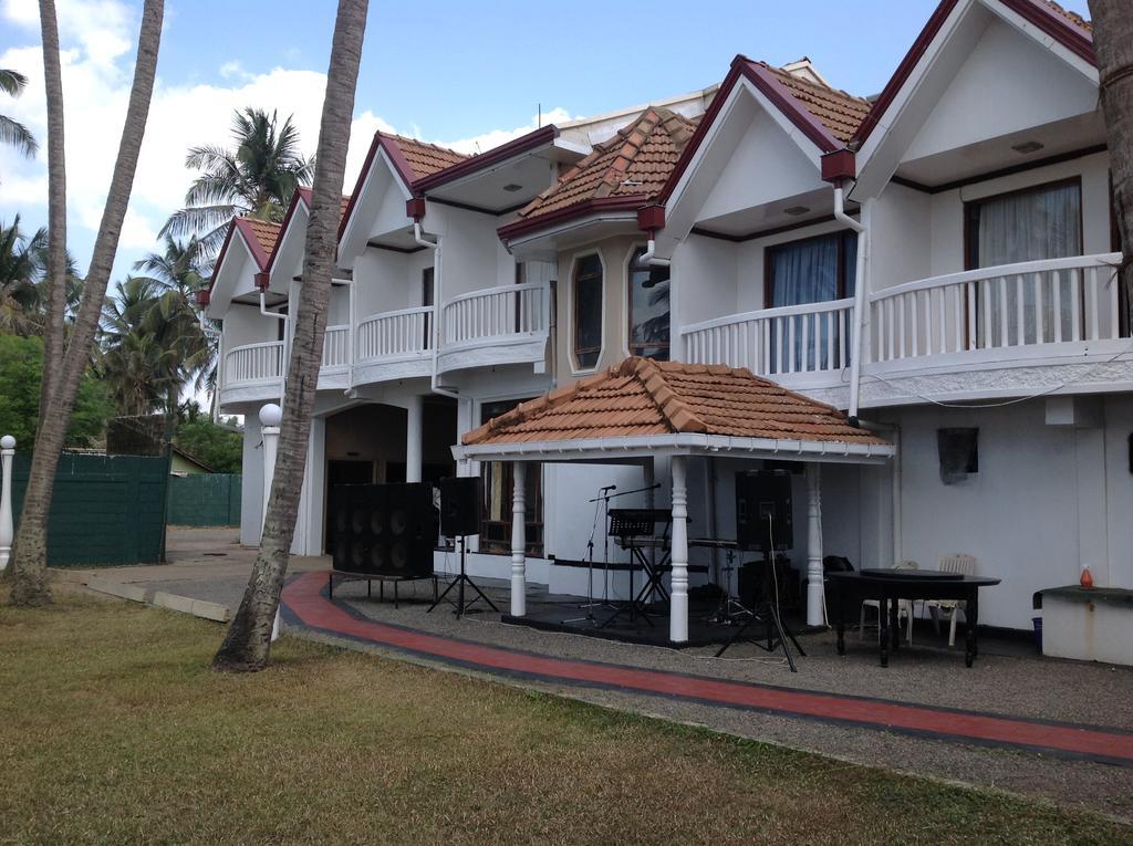 Ninnada Beach Hotel Marawila Esterno foto